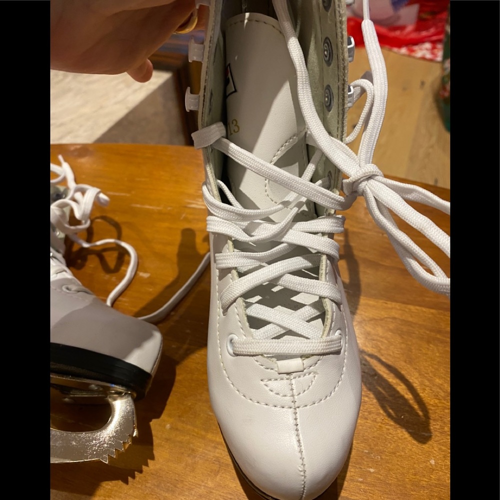 FILA/Girls/13Y/White/Skates/Gently Worn/